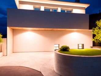 Как выбрать идеальное наружное освещение для дома и входной лестницы