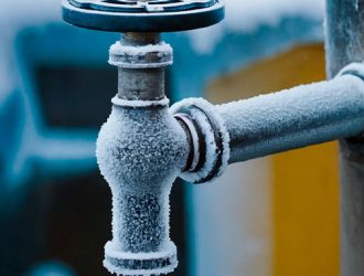 Как отогреть замерзший водопровод