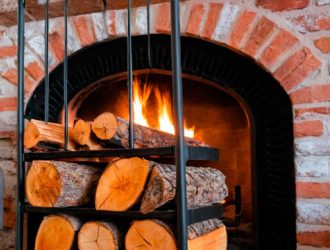 Оптимальное топливо для камина: секреты выбора дров