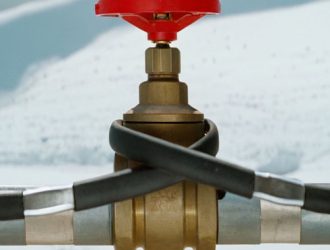 Защита водопровода от зимнего мороза: преимущества и сложности греющего кабеля