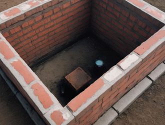 Строительство приямка из кирпича: защита и доступ к скважине