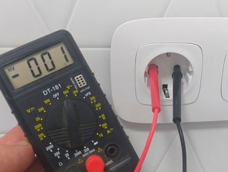 Безопасная замена розетки: учимся делать правильно