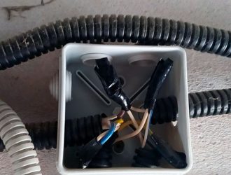 Электрическая проводка в деревянных домах: советы для безопасности