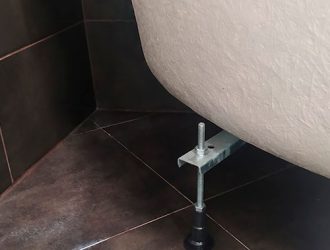 Ремонт в ванной: стоит ли укладывать плитку под ванной?