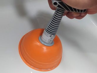 Избавляемся от засора в раковине: лучшие домашние методы и средства