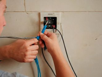 Подключение выключателя от розетки без распредкоробки: шаг за шагом