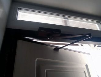 Доводчики для входных металлических дверей: Как выбрать и установить