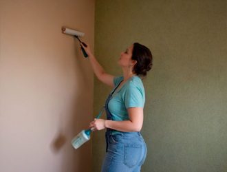 Как поклеить обои на окрашенные стены: пошаговое руководство