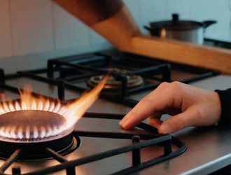Газовая плита бьет током? В чем проблема и как ее решить