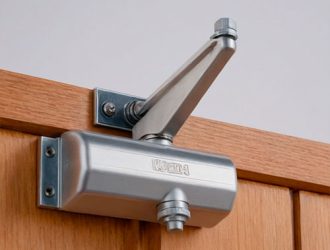 Настройка дверного доводчика: делаем это самостоятельно