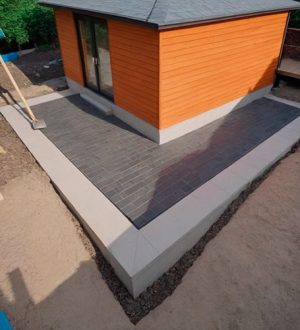 Отмостка из тротуарной плитки своими руками: инструкция и советы