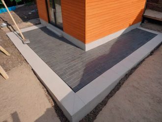 Отмостка из тротуарной плитки своими руками: инструкция и советы