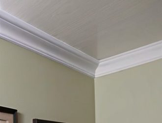 Идеальный угол: секреты установки потолочного плинтуса от выбора материалов до финальной отделки