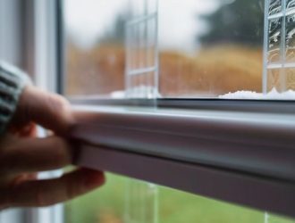 Как подготовить пластиковые окна к зиме: секреты тепла и экономии