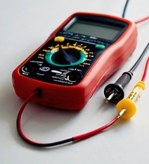 Как правильно использовать мультиметр для проверки состояния батарейки: пошаговое руководство и советы по уходу