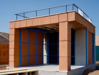 Армопояс в строительстве домов из керамзитобетонных блоков: незаменимый элемент прочности и надежности