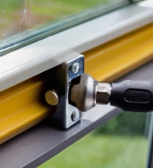 Что делать, если окно не закрывается: причины, решения и профилактика