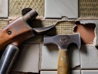 Демонтаж кафеля: пошаговое руководство и советы по безопасному удалению плитки со стены