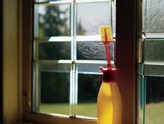 Эффективная защита от солнца: как установить солнцезащитную пленку на окна своими руками