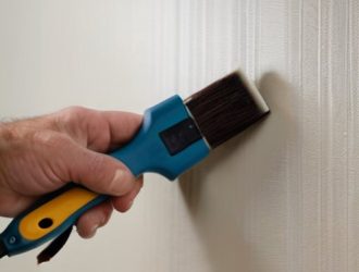 Идеально ровные стены: как правильно приклеить стеклохолст под покраску