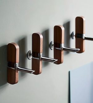 Идеальное расстояние: как правильно выбрать и установить крючки на вешалке для стиля и удобства интерьера