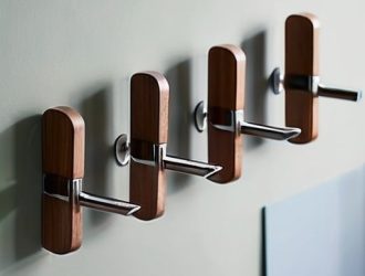 Идеальное расстояние: как правильно выбрать и установить крючки на вешалке для стиля и удобства интерьера