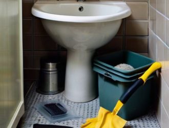 Как безопасно демонтировать унитаз на силиконовом креплении: пошаговое руководство