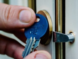 Как безопасно извлечь сломанный ключ из замка и предотвратить повторение проблемы