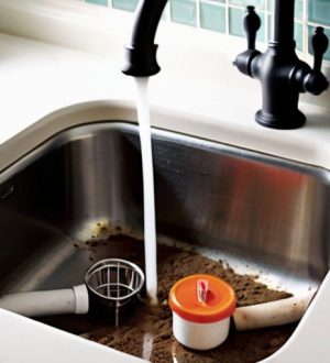 Как избавиться от неприятного запаха из кухонной раковины: причины и эффективные решения
