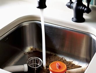 Как избавиться от неприятного запаха из кухонной раковины: причины и эффективные решения