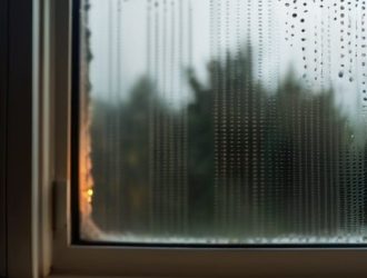 Как избавиться от запотевших окон: причины, последствия и эффективные решения