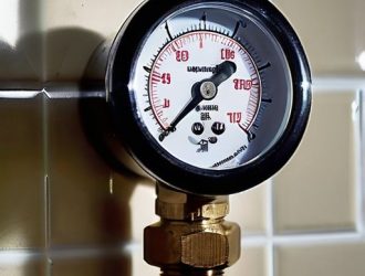 Как поддерживать оптимальное давление в водопроводе: советы для комфортной жизни в квартире