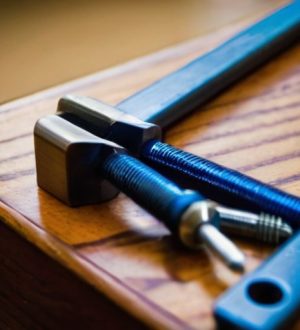 Как правильно регулировать петли дверцы шкафа: полное руководство для идеальной работы дверей