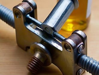 Как правильно смазывать дверные петли: виды средств и пошаговая инструкция для идеального результата