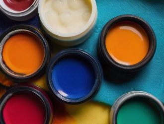 Как удалить акриловую краску с одежды: советы и методы для разных типов тканей