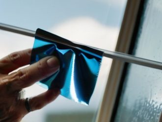 Как удалить фольгу со стекла: полный гид от подготовки до профилактики