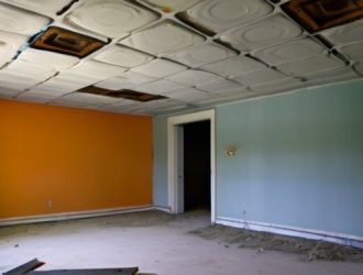 Как удалить побелку с потолка: полное руководство от подготовки до нового покрытия