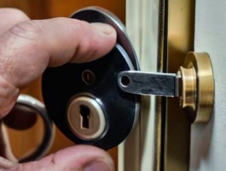 Как заменить личинку замка двери: пошаговое руководство для безопасности и комфорта