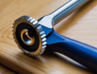 Как заменить ручку на стеклопакете своими руками: пошаговое руководство и полезные советы