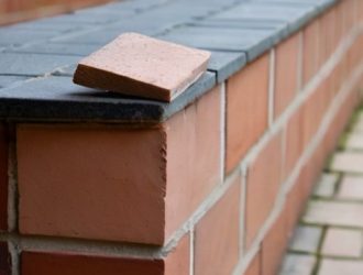 Создаем стиль и прочность: как построить кирпичную стену своими руками