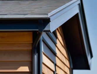 Выбор материала для подшивки карниза крыши: от классического дерева до современных композитов
