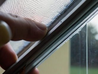Замена стеклопакета в пластиковых окнах: причины, процесс и советы по уходу