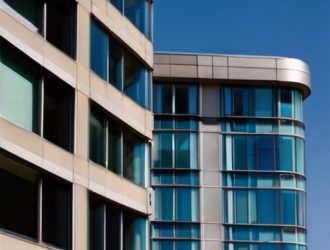 Как безопасно и эффективно мыть окна на высоте: советы и приспособления для блестящего результата