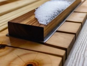 Как эффективно удалить сосновую смолу с деревянных поверхностей: от механических методов до народных средств