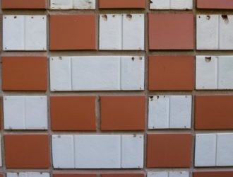 Как избавиться от высолов на кирпиче: причины, методы и профилактика