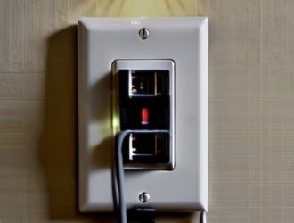 Как подключить лампочку к выключателю: пошаговое руководство для безопасной и успешной установки