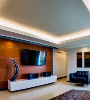 Как поклеить обои под натяжной потолок без плинтуса: пошаговое руководство для идеального результата