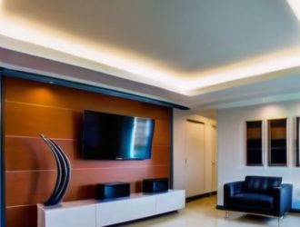 Как поклеить обои под натяжной потолок без плинтуса: пошаговое руководство для идеального результата