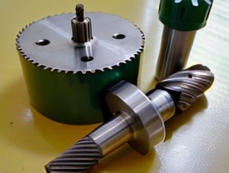 Как сделать идеальные отверстия в металле: выбор инструментов и техники безопасности для сверления большого диаметра