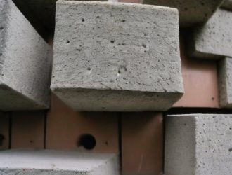 Как сохранить прочность и долговечность стен из пенобетонных блоков: от причин повреждений до эффективного ремонта и профилактики